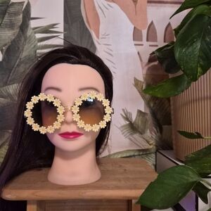 Floral Daisy Sunglasses - Black and Yellow